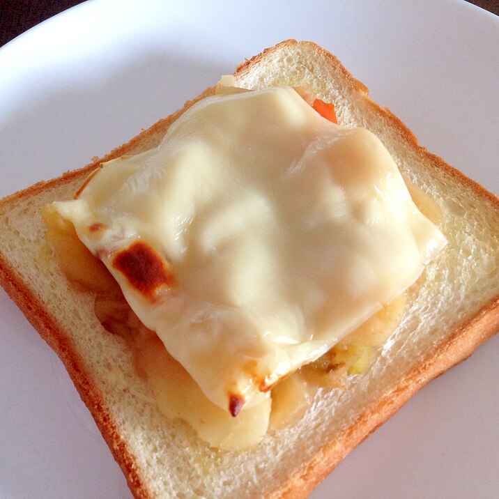 残った肉じゃがで☆肉じゃがチーズトースト